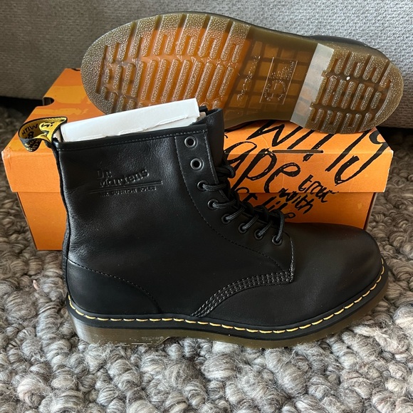 Dr. Martens Leather Boots New in box - 1460 SMOOTH LEATHER LACE UP BOOTS - Picture 1 of 3